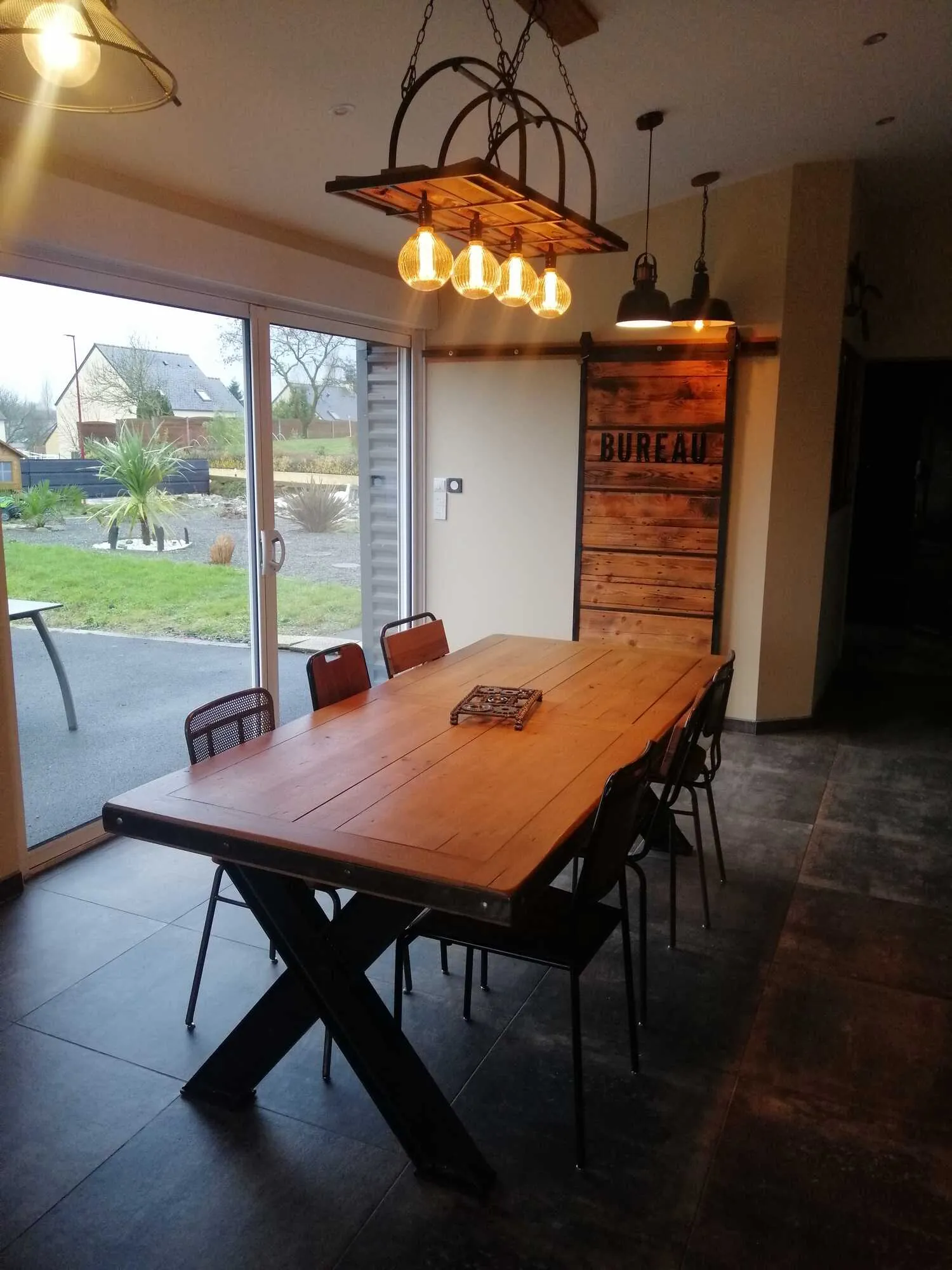 06-salle-a-manger-table-hotes-la-selle-en-cogles