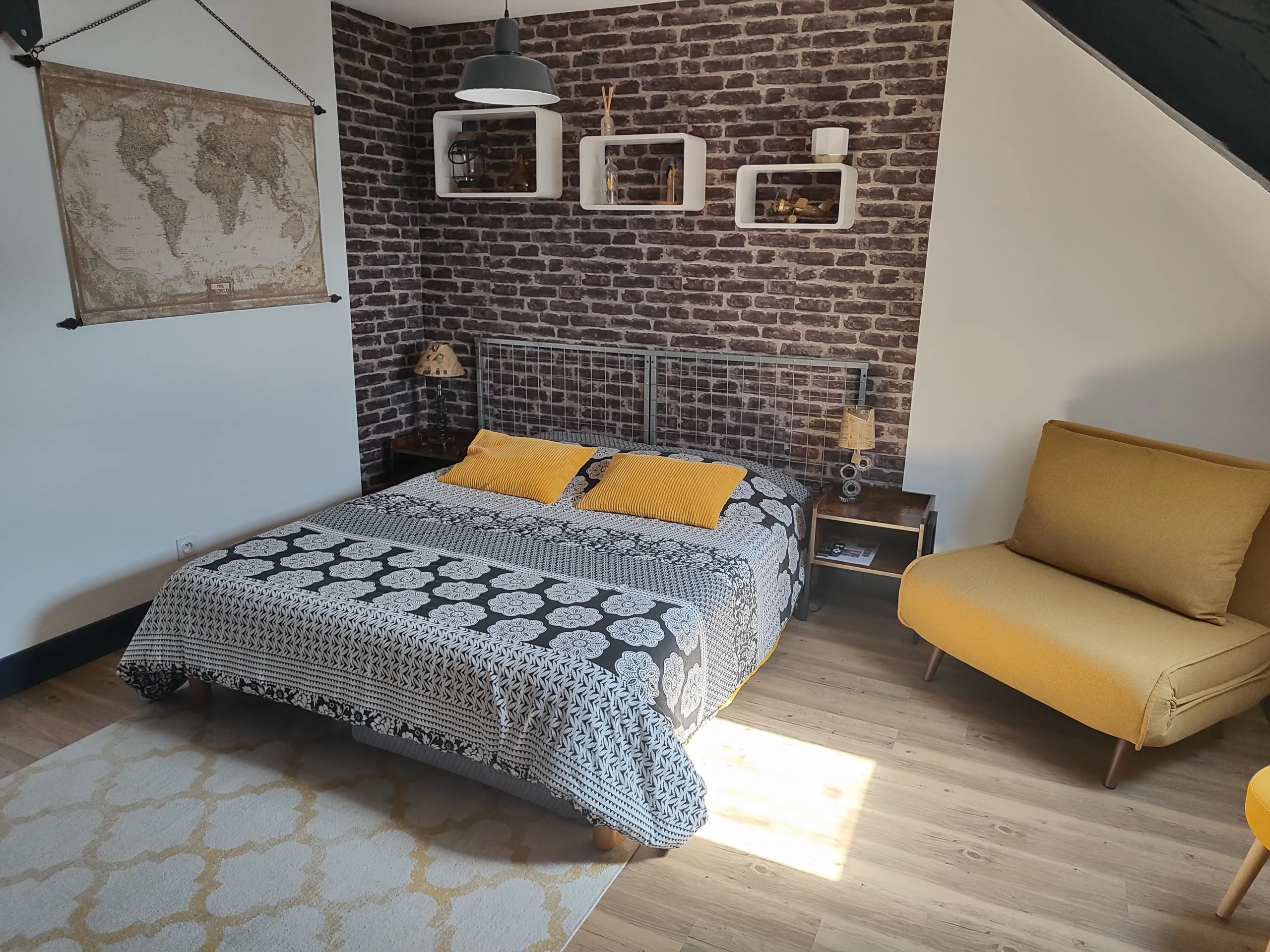 09-suite-loft-lit-160-fauteuil-chambre-hotes-familiale